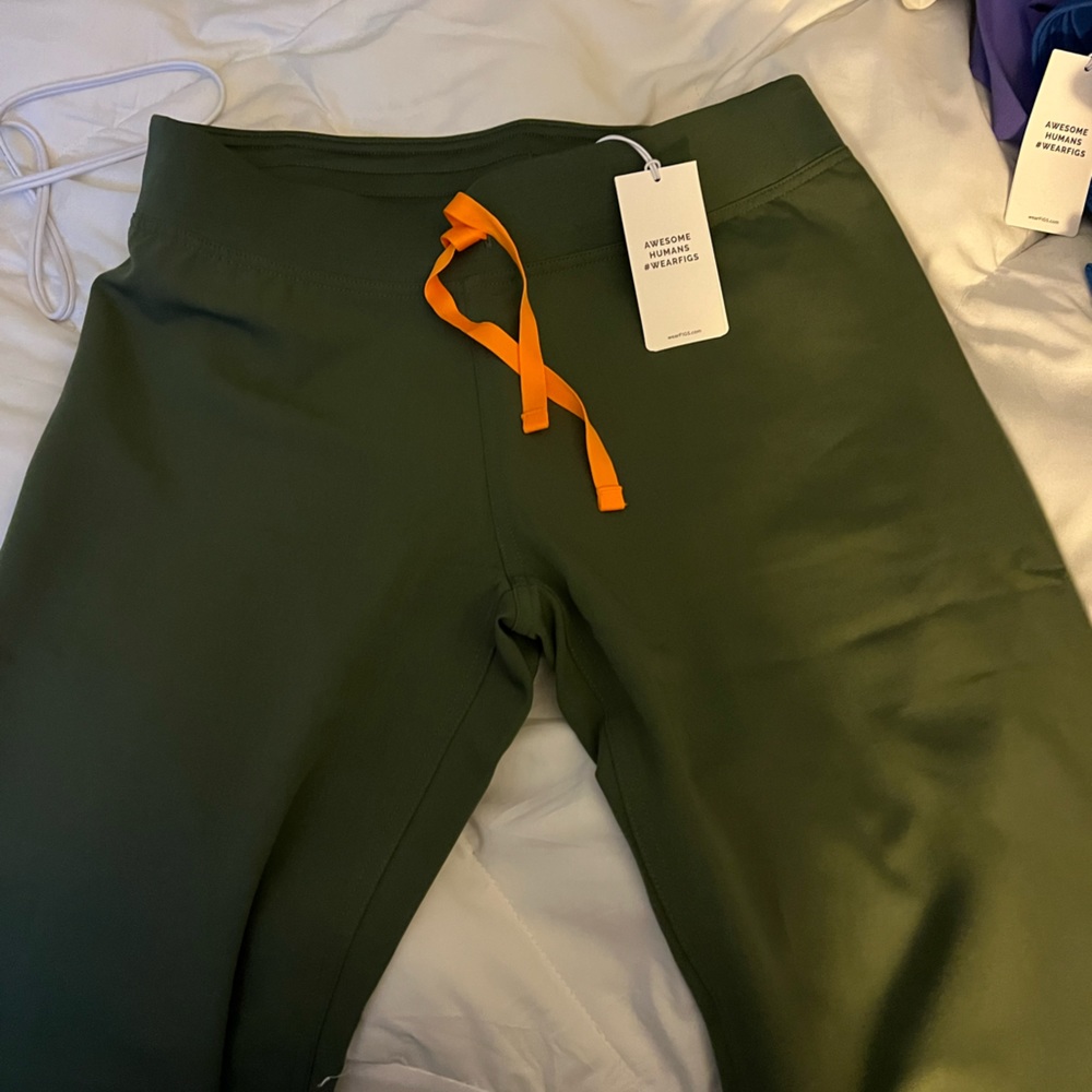 Livingston basic fig scrub pants